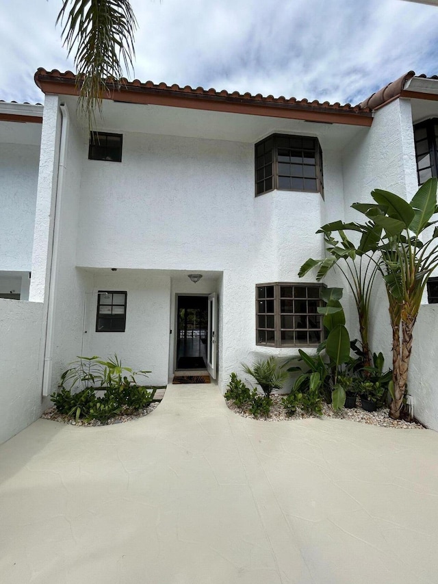 609 NE 19th Ave, Deerfield Beach, FL 33441 - view of front facade featuring stucco siding and a tile roof