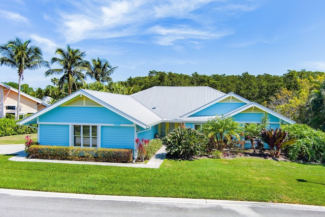 view of front of property with a front yard