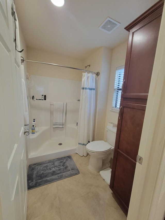 full bathroom featuring visible vents, curtained shower, toilet, and tile patterned flooring