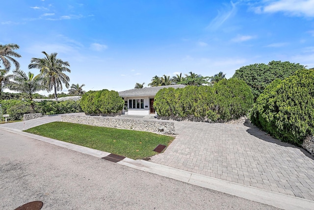 view of front facade featuring a front yard