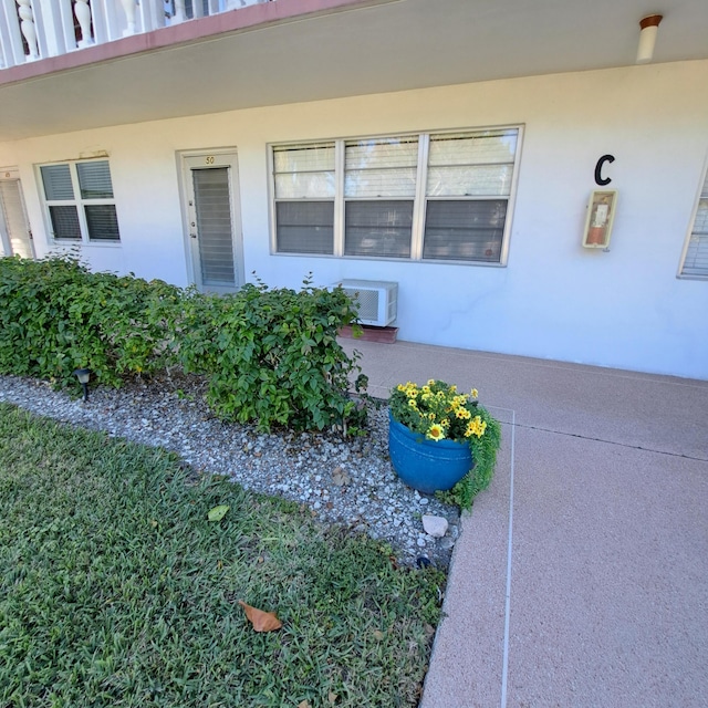 view of exterior entry featuring stucco siding