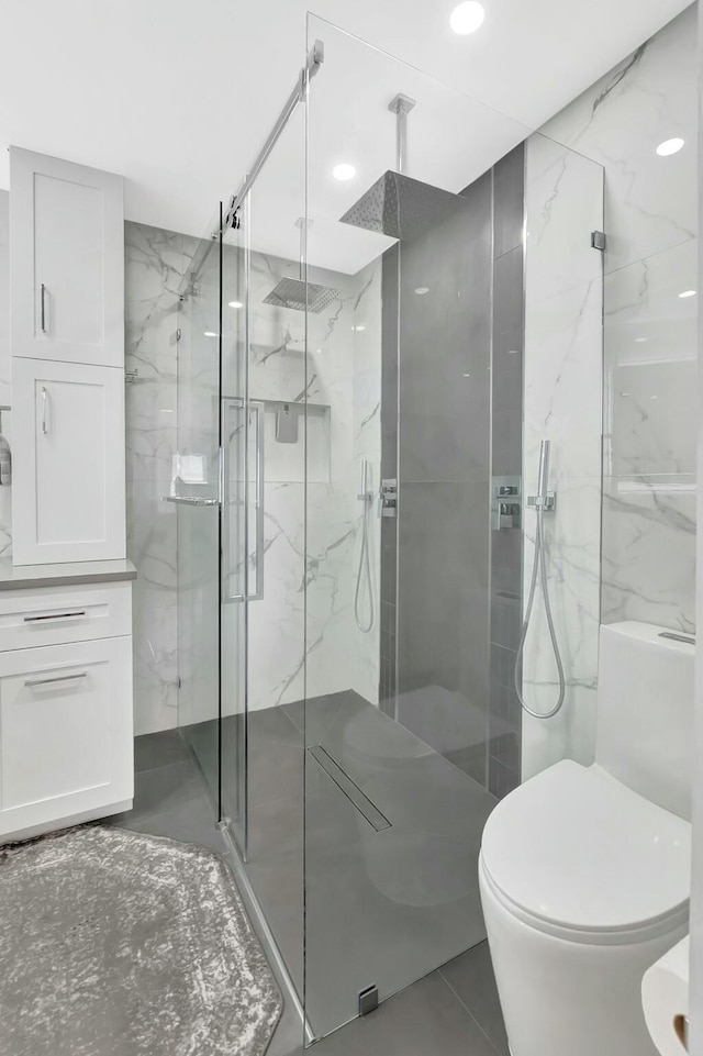 9238 E Vineland Ct E Unit E, Boca Raton, FL 33496 - bathroom with toilet, recessed lighting, and a marble finish shower