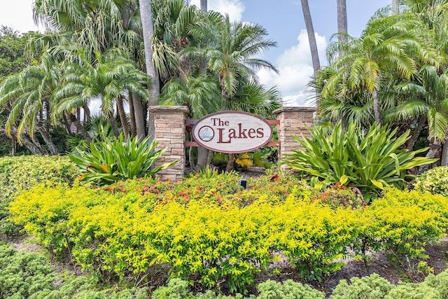 view of community / neighborhood sign