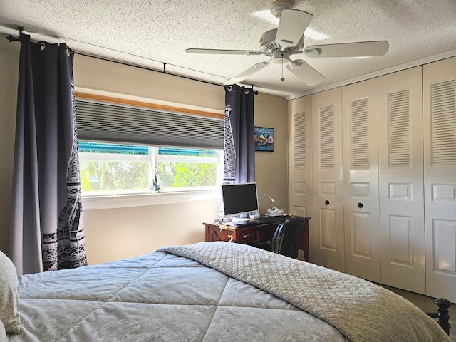 bedroom featuring a closet, a textured ceiling, and a ceiling fan