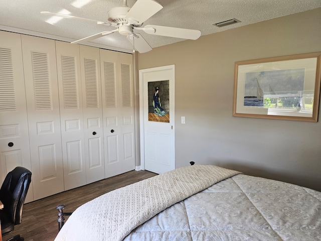 bedroom featuring visible vents, wood finished floors, a closet, a textured ceiling, and a ceiling fan