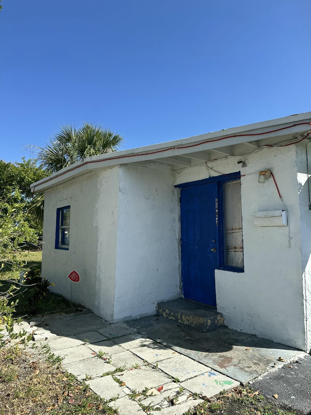 entrance to property with stucco siding