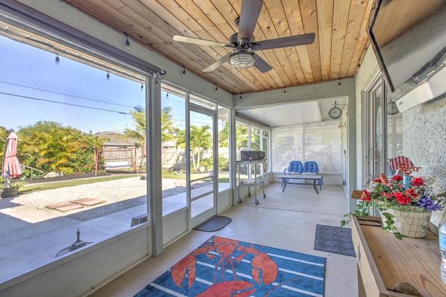 sunroom with ceiling fan