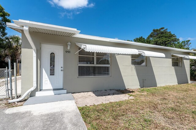 991 SW 31st St, Fort Lauderdale, FL 33315 - doorway to property with stucco siding