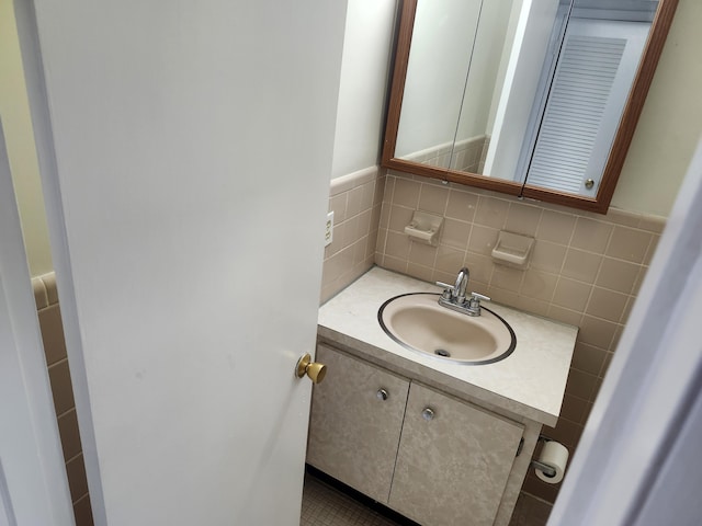 bathroom with vanity and backsplash