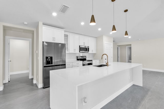 8585 100th Ave, Vero Beach, FL 32967 - kitchen featuring stainless steel appliances, a sink, baseboards, an island with sink, and recessed lighting