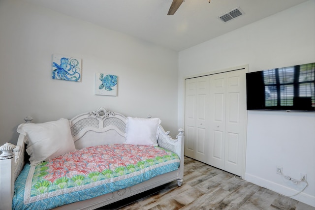 5561 1st Sq SW, Vero Beach, FL 32968 - bedroom with a closet, visible vents, baseboards, ceiling fan, and wood finished floors