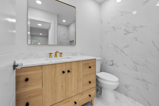 314 Monaco Unit G, Delray Beach, FL 33446 - bathroom with a tile shower and wood finished floors