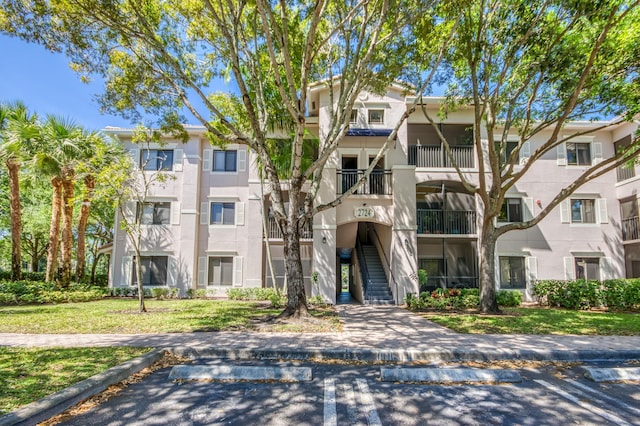 view of apartment building / complex