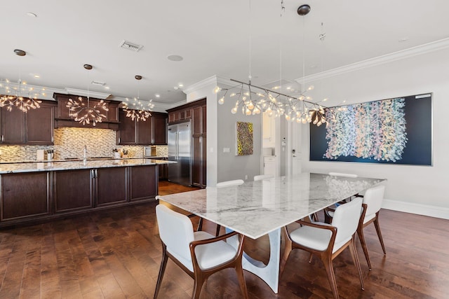 dining space featuring visible vents, dark wood-style floors, a chandelier, and crown molding