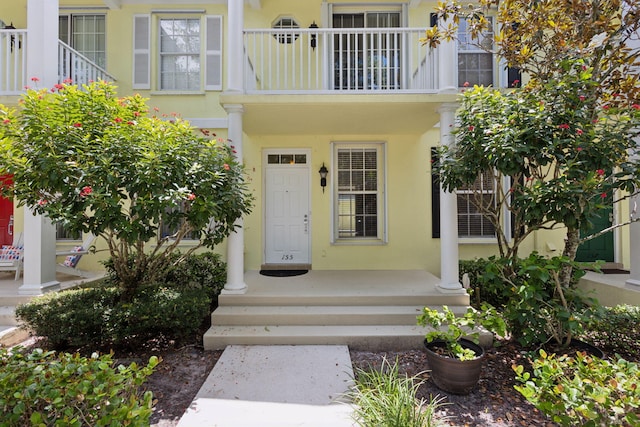 155 Waterford Dr, Jupiter, FL 33458 - entrance to property with a balcony and stucco siding