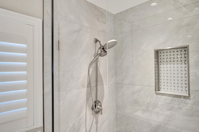 details with a tile shower