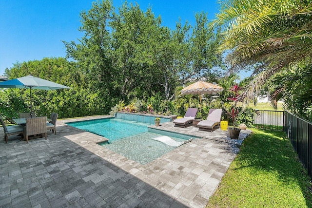 view of swimming pool with a fenced in pool, outdoor dining area, a fenced backyard, a yard, and a patio area
