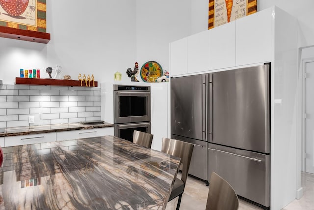 17888 Fieldbrook Cir W, Boca Raton, FL 33496 - kitchen with stainless steel appliances, dark countertops, white cabinetry, modern cabinets, and backsplash