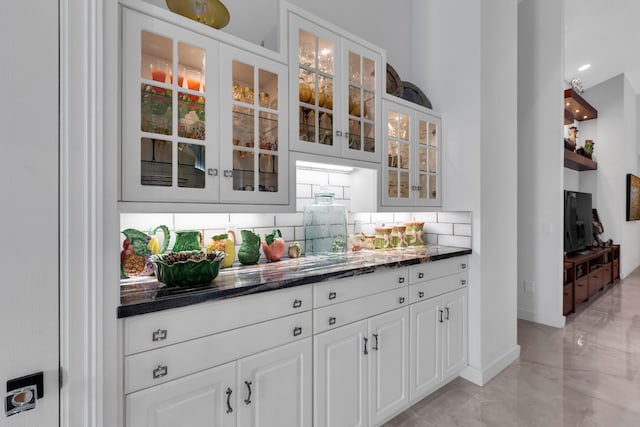 17888 Fieldbrook Cir W, Boca Raton, FL 33496 - bar area with light marble finish floors, tasteful backsplash, and baseboards