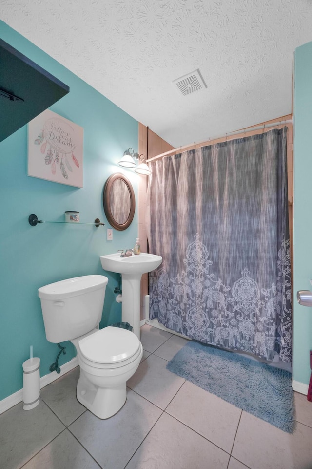 332 Smallwood Ave, Fort Pierce, FL 34982 - full bath featuring visible vents, toilet, curtained shower, a textured ceiling, and tile patterned flooring