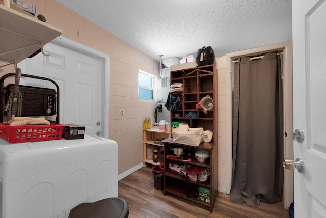 332 Smallwood Ave, Fort Pierce, FL 34982 - clothes washing area with laundry area, washer / clothes dryer, wood finished floors, and a textured ceiling