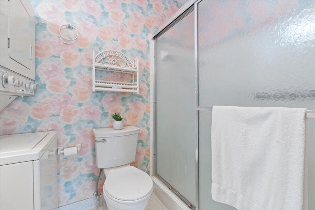 727 High Point Blvd N Unit D, Delray Beach, FL 33445 - bathroom with wallpapered walls, toilet, a stall shower, and tile patterned flooring