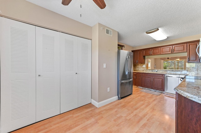 4734 Lucerne Lakes Blvd E Unit 302, Lake Worth, FL 33467 - kitchen featuring stainless steel appliances, a sink, light wood-style floors, ceiling fan, and a textured ceiling