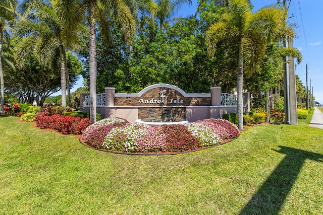 community sign featuring a yard