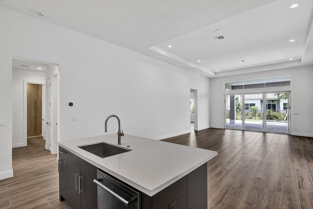 10064 Driftwood Way, Palm Beach Gardens, FL 33412 - kitchen featuring a sink, dishwasher, open floor plan, baseboards, and light countertops