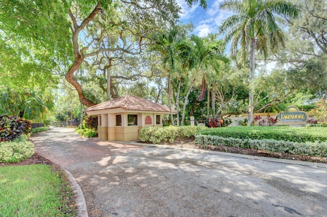 view of front of property featuring stucco siding and gravel driveway