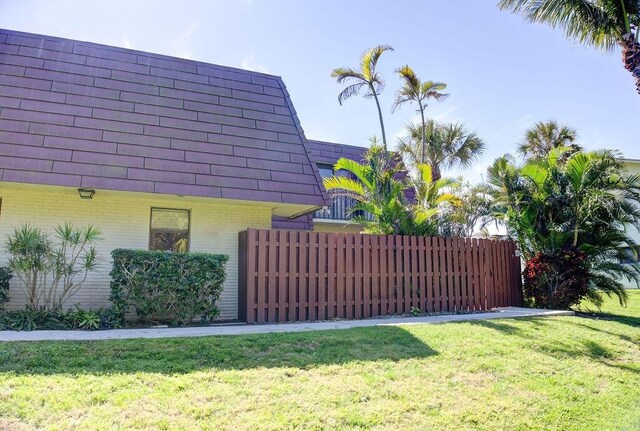 9407 S Ocean Dr Unit 1D, Jensen Beach, FL 34957 - view of yard