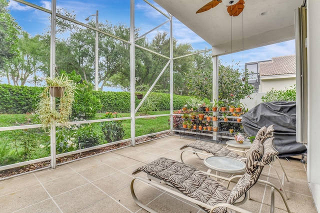 sunroom featuring a ceiling fan