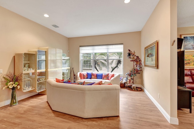 living area featuring light wood finished floors, visible vents, recessed lighting, and baseboards