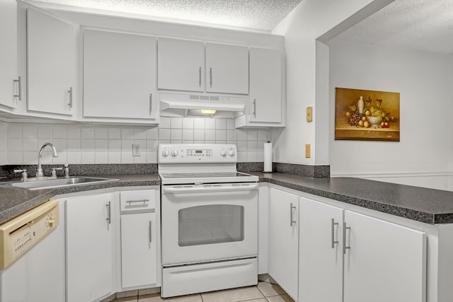 436 Pine Glen Ln Unit C-2, Greenacres, FL 33463 - kitchen with white appliances, a sink, under cabinet range hood, a textured ceiling, and dark countertops