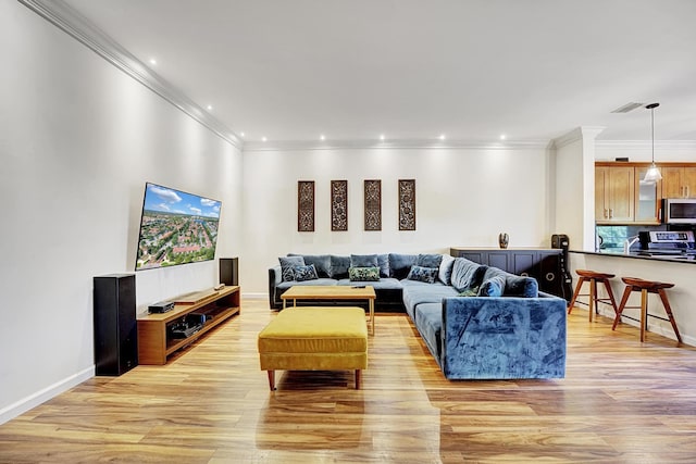 living area with visible vents, recessed lighting, baseboards, and light wood-style floors