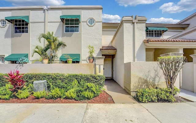 exterior space featuring a fenced front yard