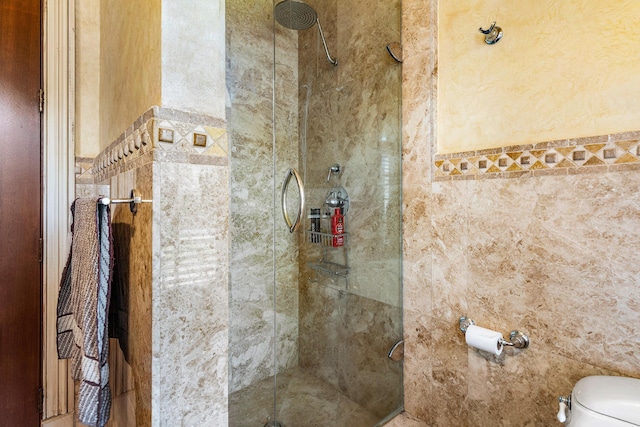 16090 Rio Del Paz, Delray Beach, FL 33446 - full bath featuring a tile shower, tile walls, and toilet
