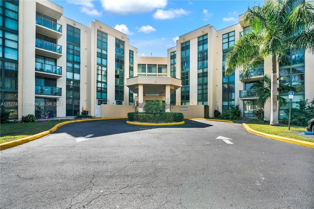 2075 SW 122nd Ave Unit 513, Miami, FL 33175 - view of building exterior featuring uncovered parking