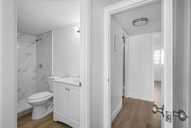 2950 SE Ocean Blvd Unit 152, Stuart, FL 34996 - full bath with a tile shower, toilet, vanity, and wood finished floors