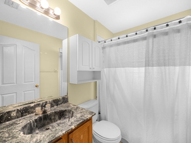 full bath featuring a shower with shower curtain, toilet, and vanity