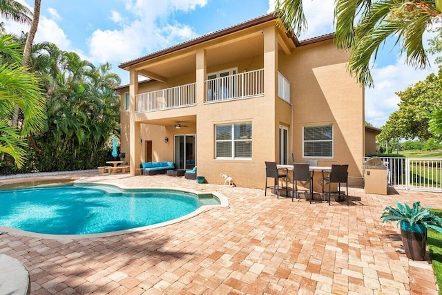 view of swimming pool featuring an outdoor hangout area, a patio area, a fenced in pool, and a ceiling fan