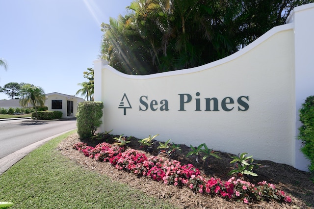 view of community / neighborhood sign