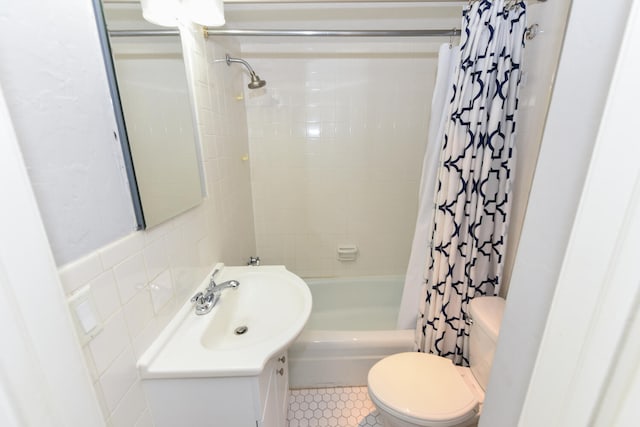 340 Russlyn Dr, West Palm Beach, FL 33405 - full bath with vanity, toilet, shower / bathtub combination with curtain, tile patterned floors, and tile walls