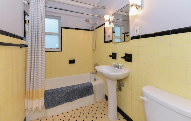 340 Russlyn Dr, West Palm Beach, FL 33405 - full bath featuring tile walls, shower / tub combo, and toilet