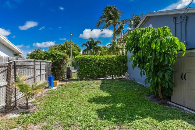 340 Russlyn Dr, West Palm Beach, FL 33405 - view of yard