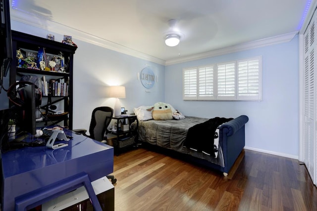 11753 Landing Pl, Palm Beach Gardens, FL 33408 - bedroom with wood finished floors, crown molding, an office area, baseboards, and a ceiling fan