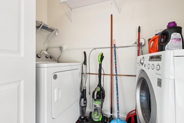206 Lake Susan Ln, West Palm Beach, FL 33411 - laundry area with washer and dryer