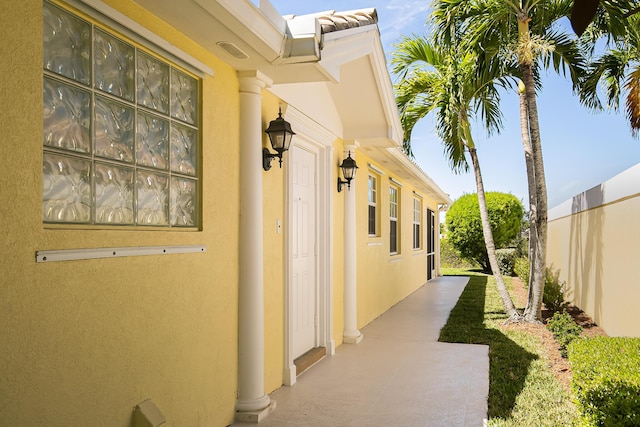 10828 SW Dardanelle Dr, Port Saint Lucie, FL 34987 - view of side of home featuring stucco siding and fence