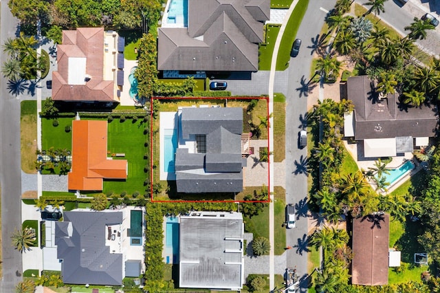 880 NE 3rd Ave, Boca Raton, FL 33432 - aerial view of property and surrounding area featuring a pool and property boundaries highlighted
