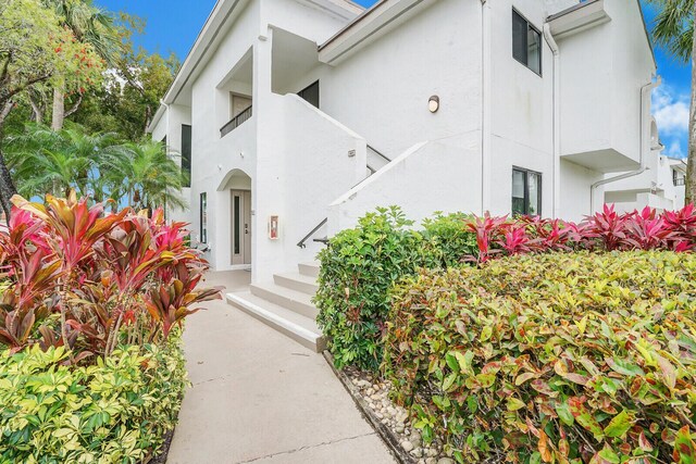 7527 Glendevon Ln Unit 805, Delray Beach, FL 33446 - property entrance featuring stucco siding